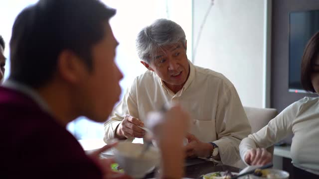 一个亚洲华人家庭在家里吃团圆饭视频素材