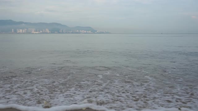 海滩与温柔的海浪在海上。视频素材