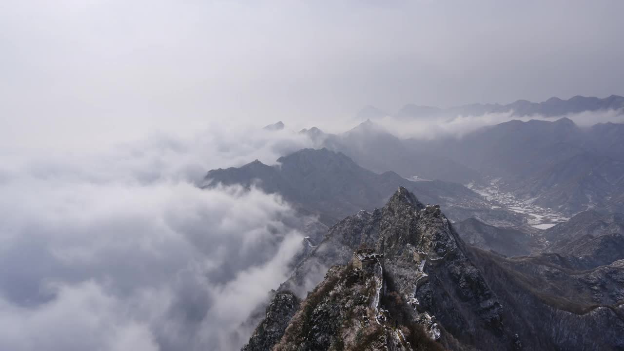 雪后的长城，云雾中的自然风光(延时)视频素材