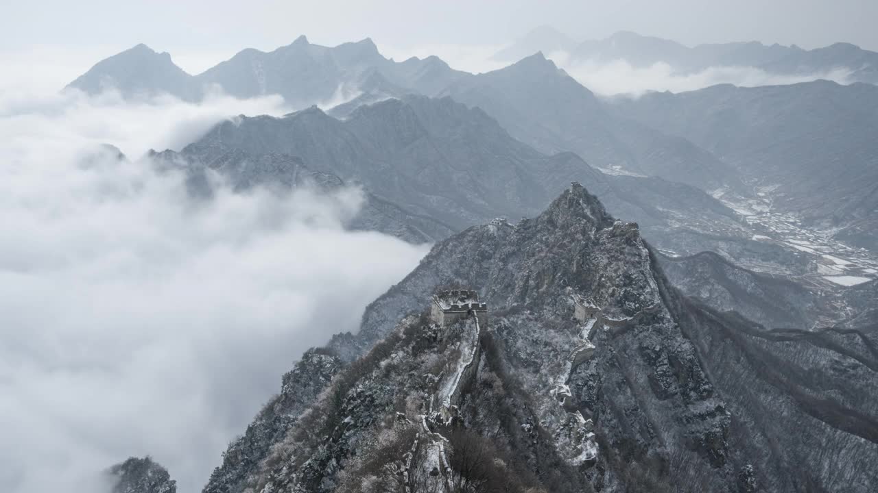 中国的长城和雄伟的山景，云雾缭绕的自然风光(延时)视频素材