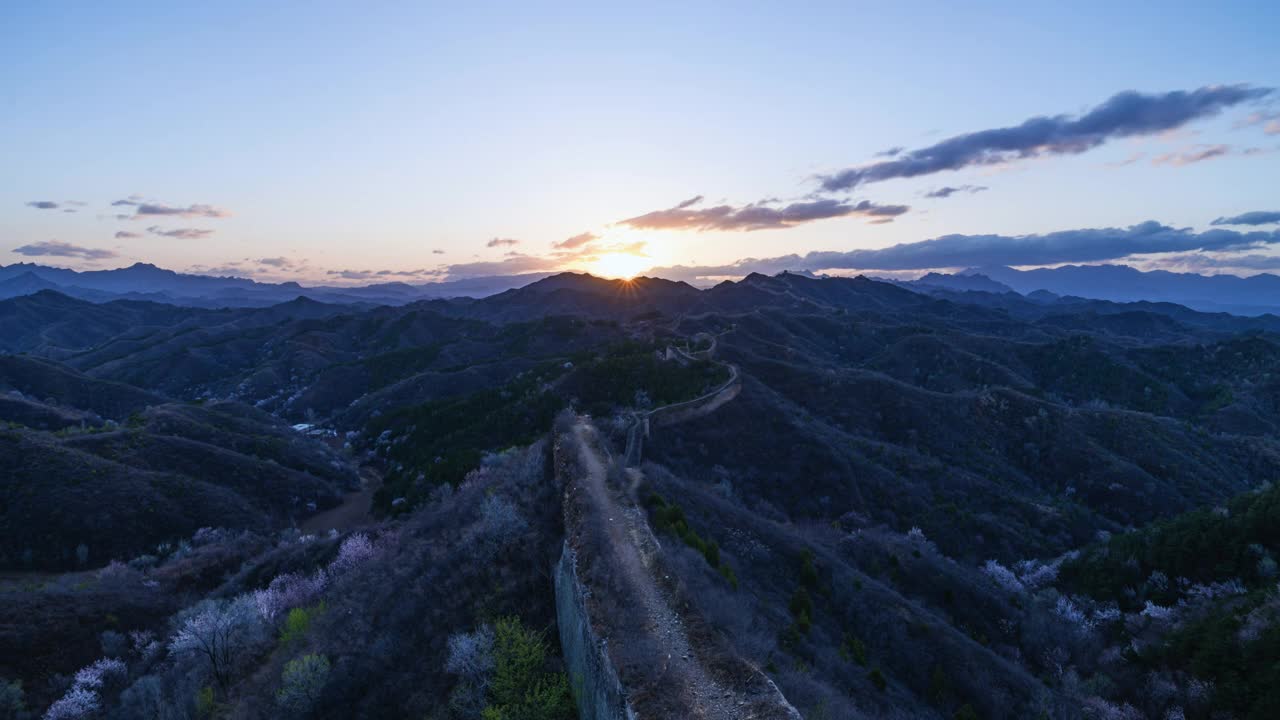 日出时的长城，春天美丽的自然风光(延时拍摄)视频素材