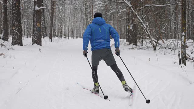 冬季越野滑雪训练。运动员的速度很快视频素材