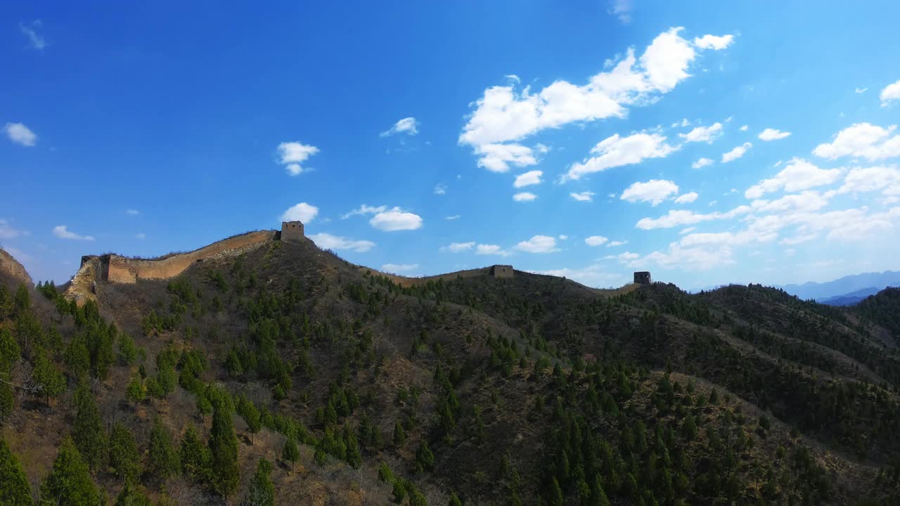 春天的长城，美丽的天空和云彩(延时)视频素材