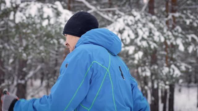 个人越野滑雪训练。那人在冬季森林里参加体育活动视频素材