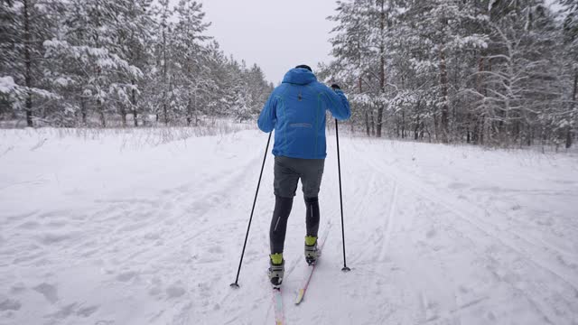 冬季越野滑雪训练。运动员的速度很快视频素材