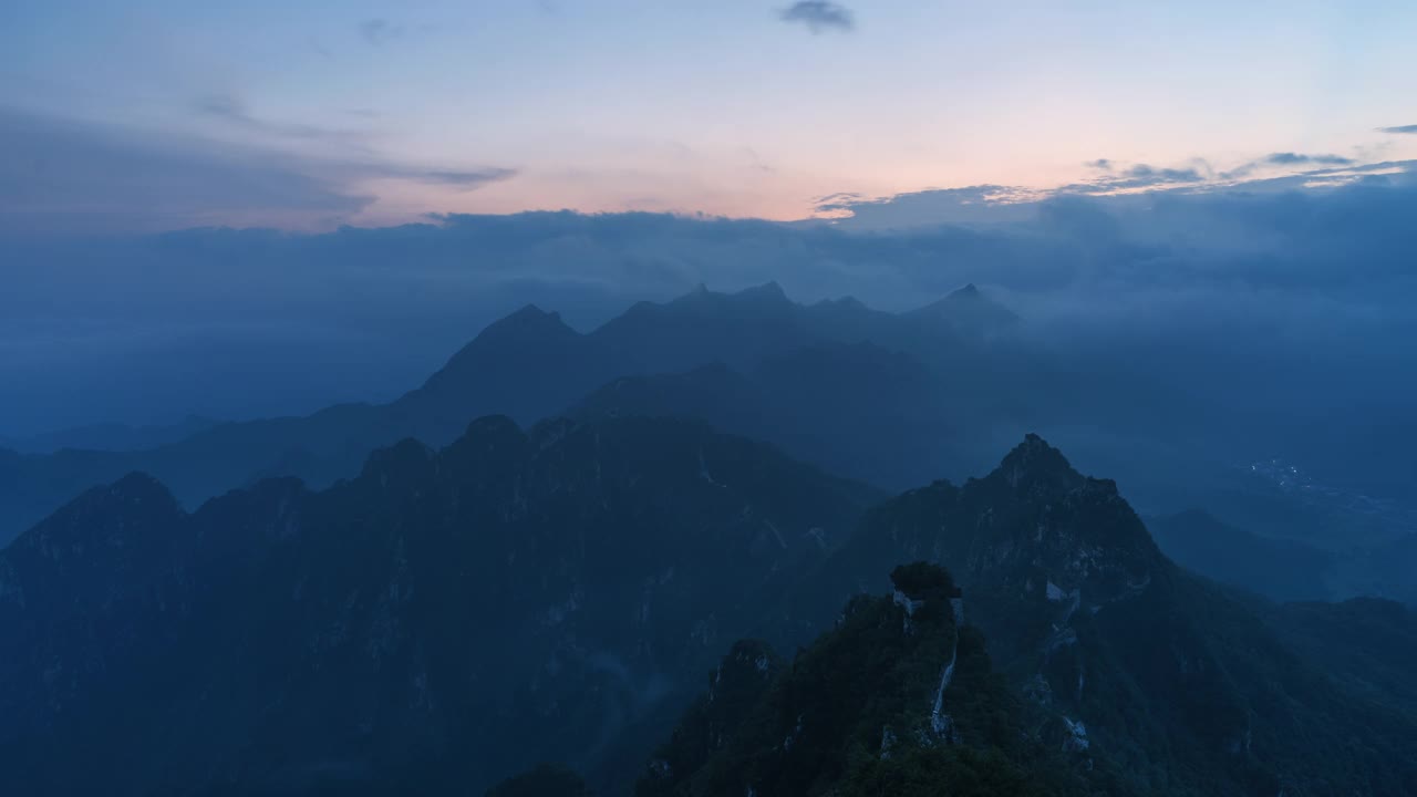 夏日黄昏的长城，美丽的天空和云朵(延时)视频素材