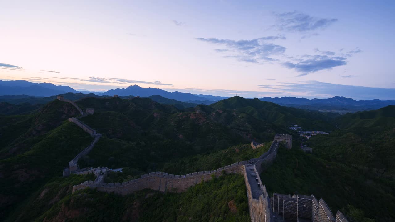 秋日黄昏的长城，美丽的自然(延时)视频素材