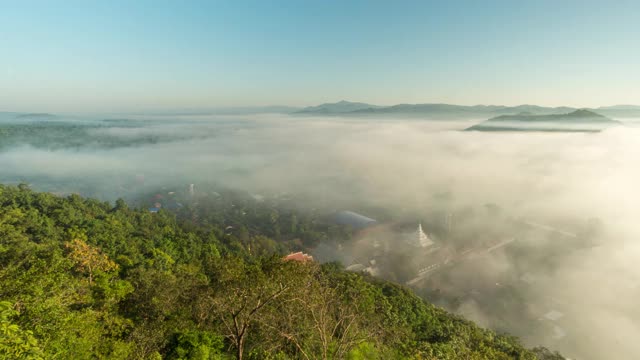 雾中运动。这就像海里的波浪一样。李城的观点在Wat Phra Phutthabat Pha Nam，兰汶省，泰国视频素材