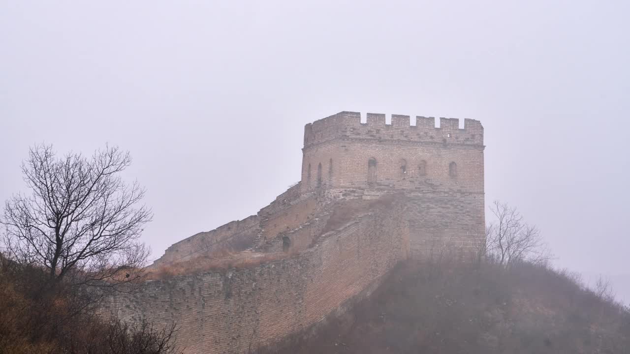 春雨中的长城，雨雾中的自然风光(延时)视频素材