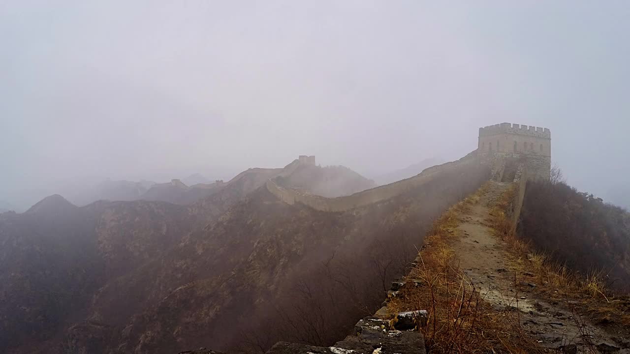 春雨中的长城，雨雾中的自然风光(延时)视频素材