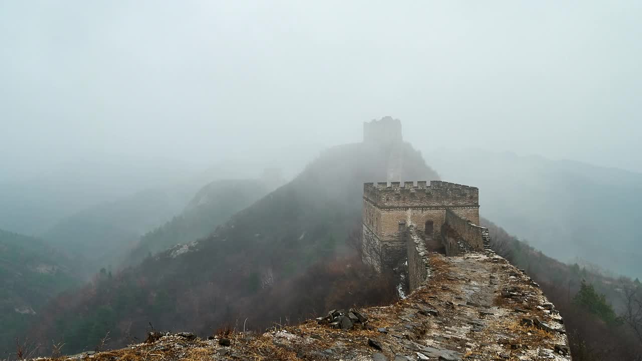 春雨中的长城，雨雾中的自然风光(延时)视频素材