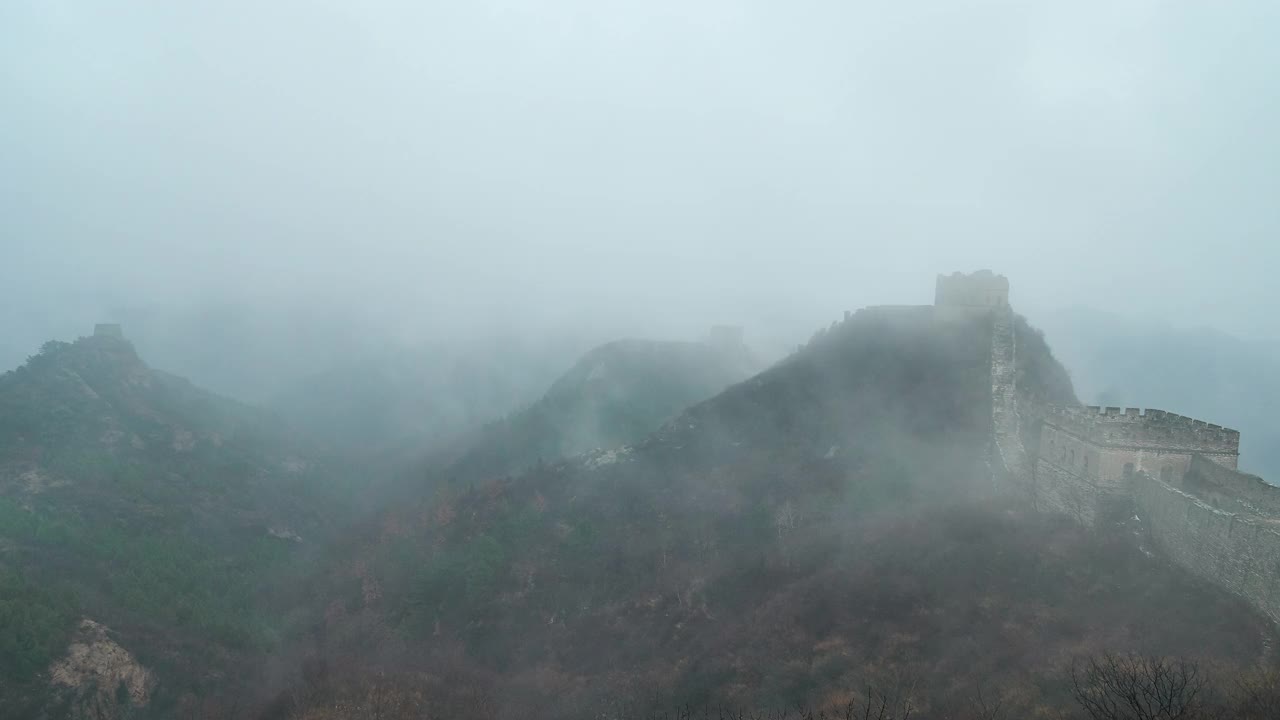 春雨中的长城，雨雾中的自然风光(延时)视频素材