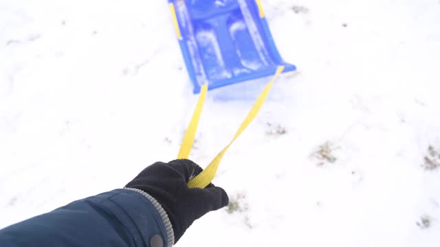 冬天，一个人在雪地里驾驶雪橇。视频素材