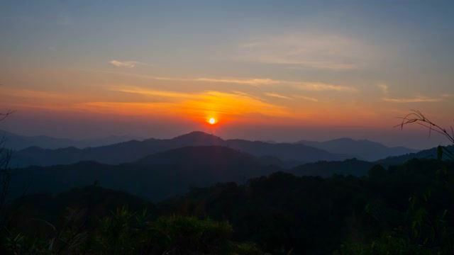 日出在有森林的山上视频素材