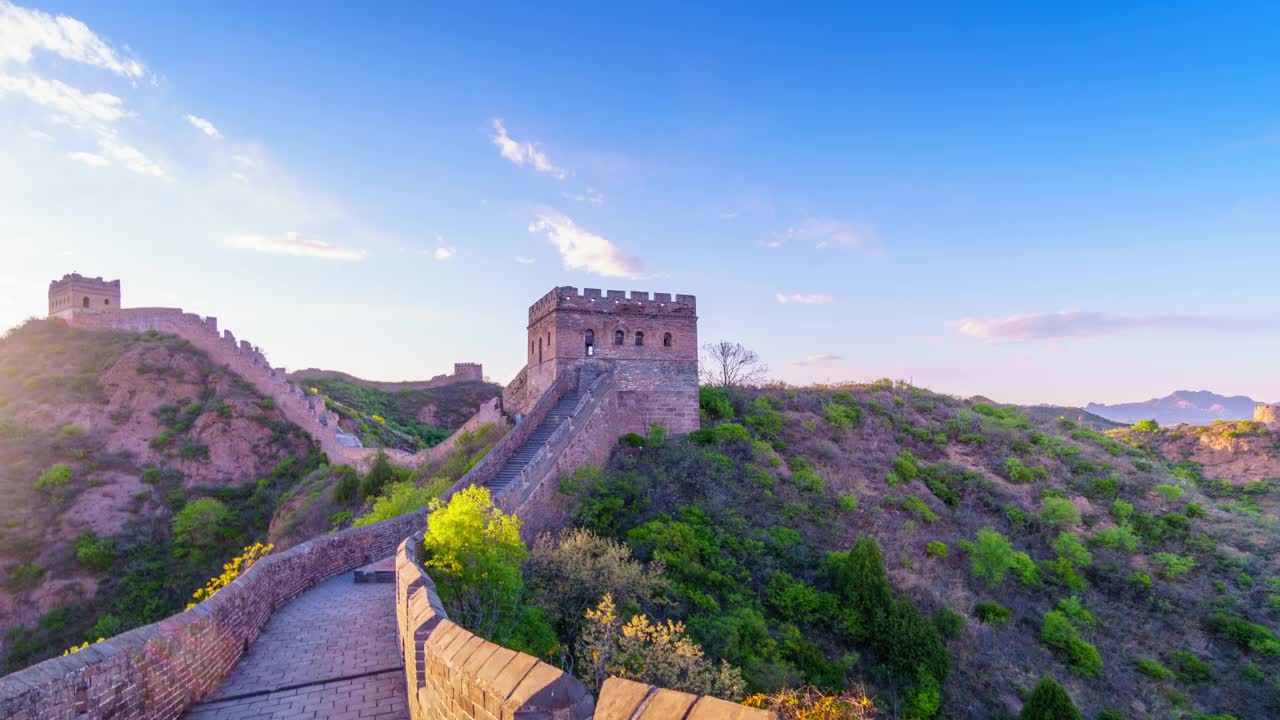 走在中国的长城，春天的户外旅行(延时)视频素材