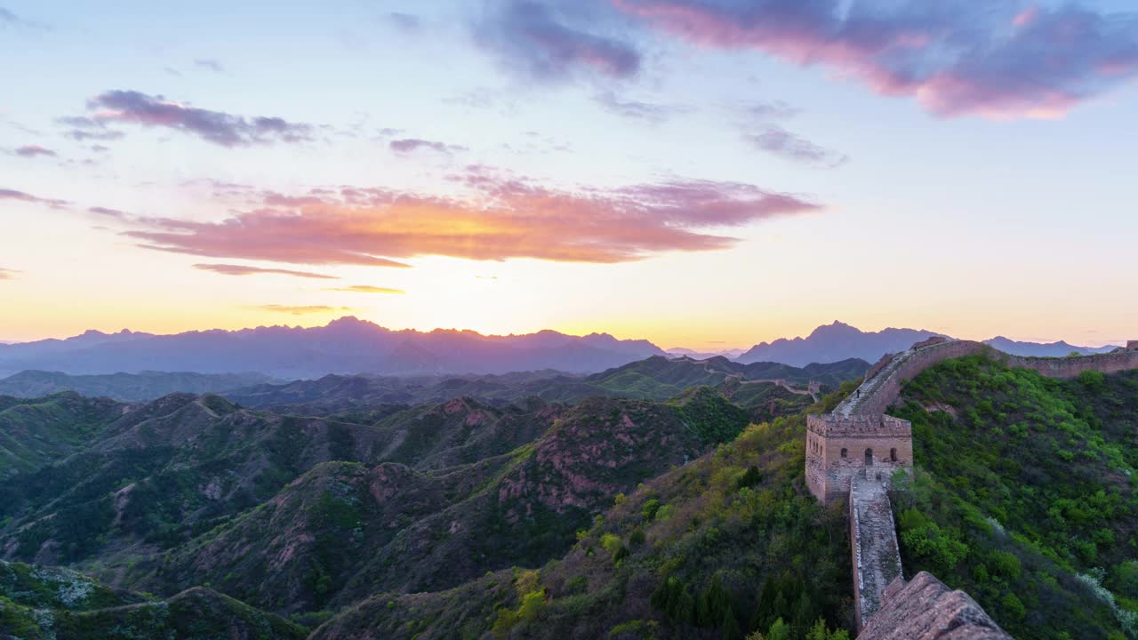 中国长城是在风景秀丽的山上，日落时美丽的自然风光。平移镜头(延时)视频素材