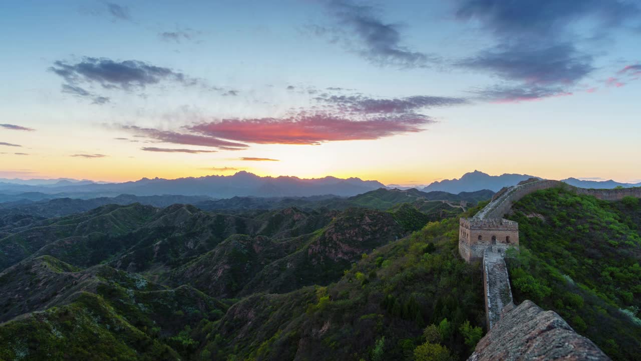 中国长城是在风景秀丽的山上，日落时美丽的自然风光。放大镜头(延时)视频素材