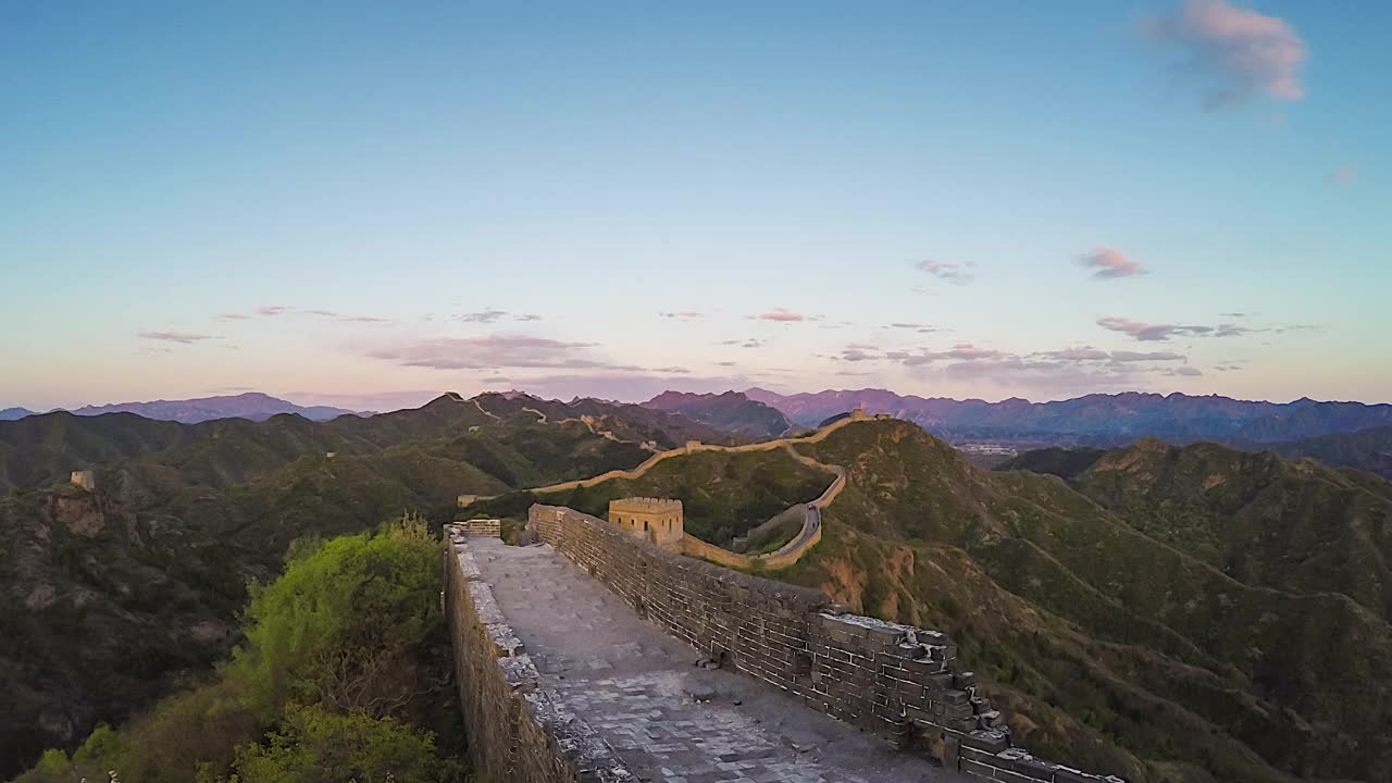 中国长城在风景优美的山上，黄昏时美丽的自然风光(延时)视频素材