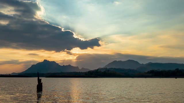 美丽的湖上日落，自然背景，森林湖，和木板背景，湖上日落。视频素材