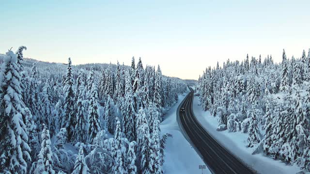 冬天，高速公路上的车辆穿过积雪覆盖的山口。视频素材