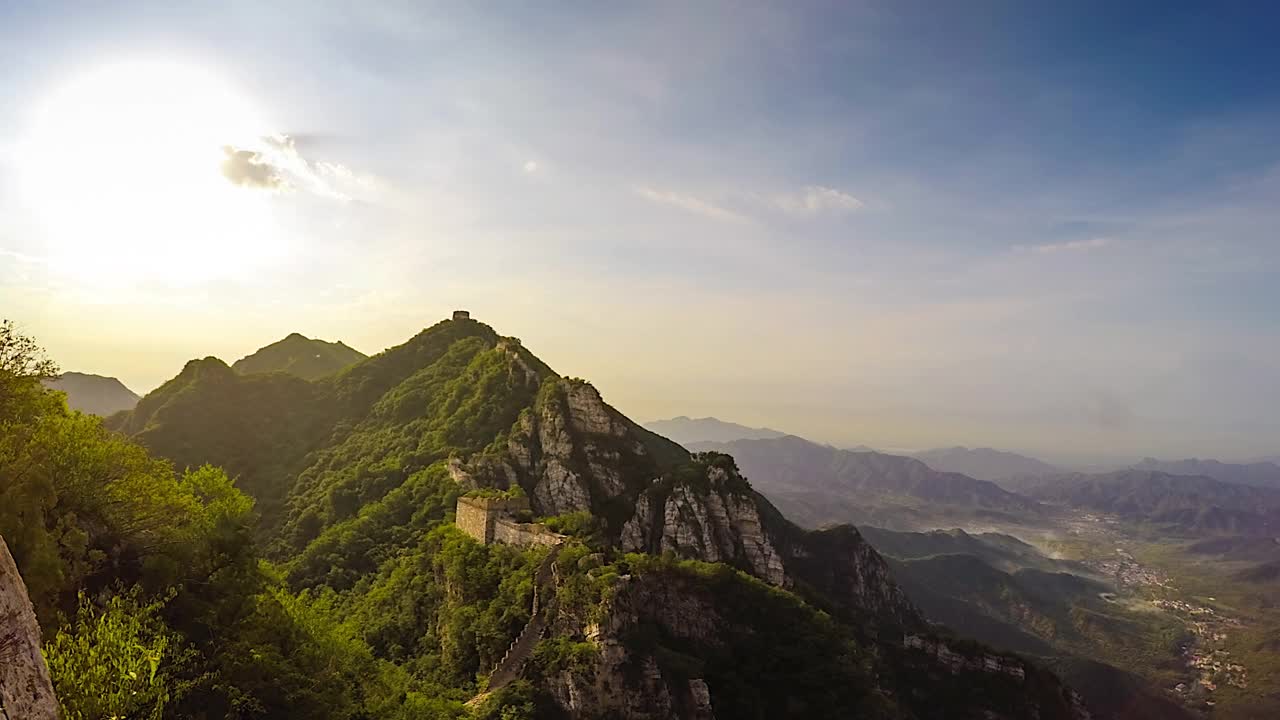 中国的长城和夏天的青山(延时)视频素材