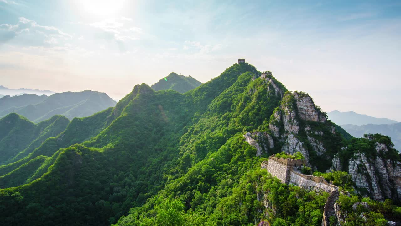 中国的长城和绿色的山在早晨。放大镜头(延时)视频素材