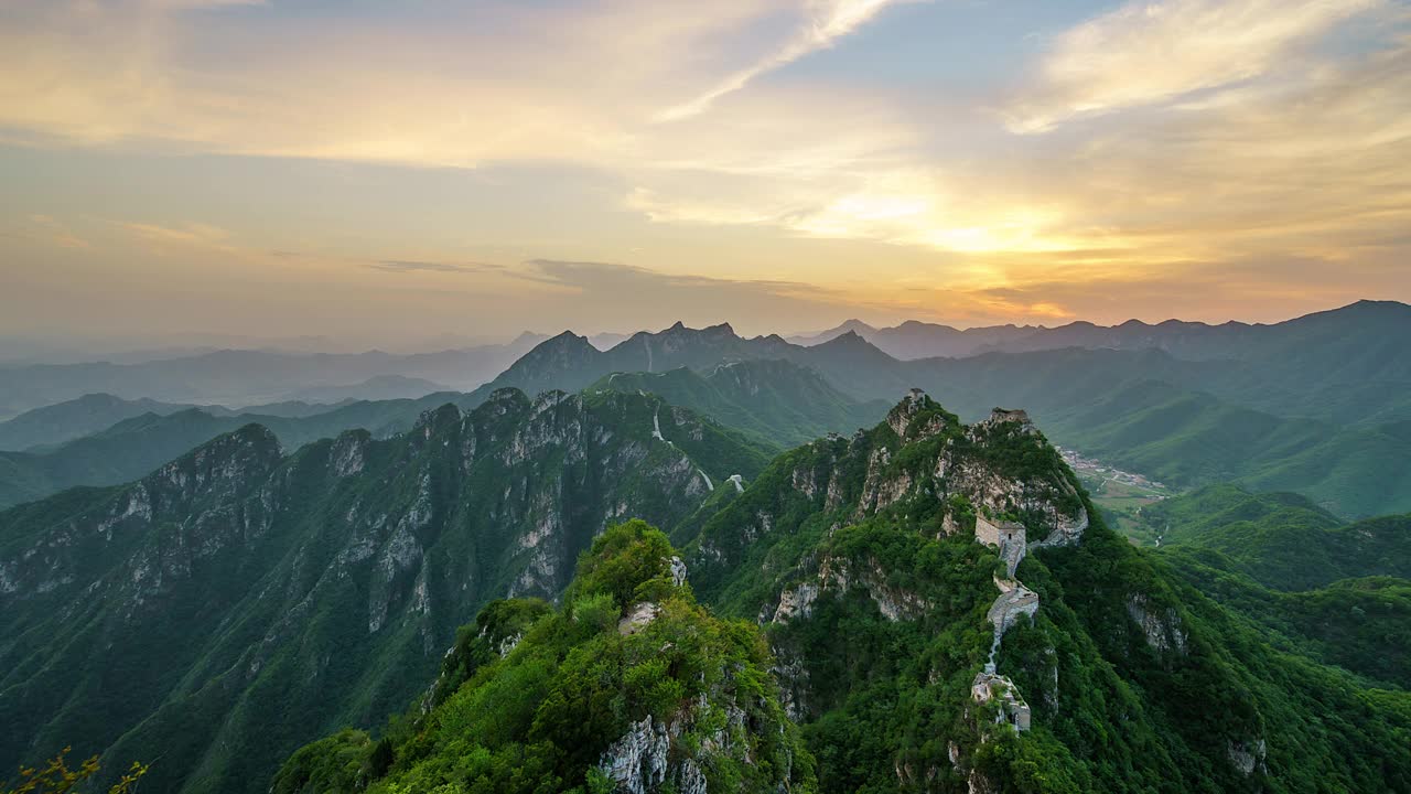 日落时的长城和青山。平移镜头(延时)视频素材