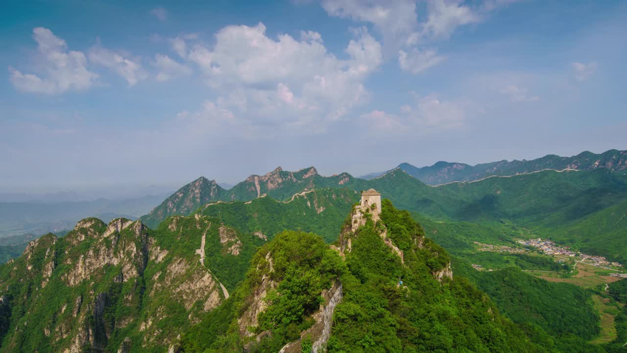 中国的长城和夏天的青山(延时)视频素材