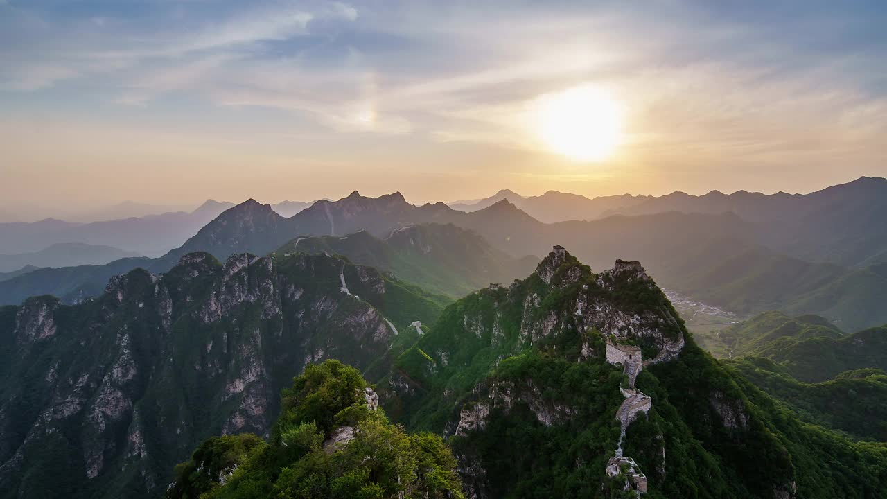 日落时的长城和青山。放大镜头(延时)视频素材