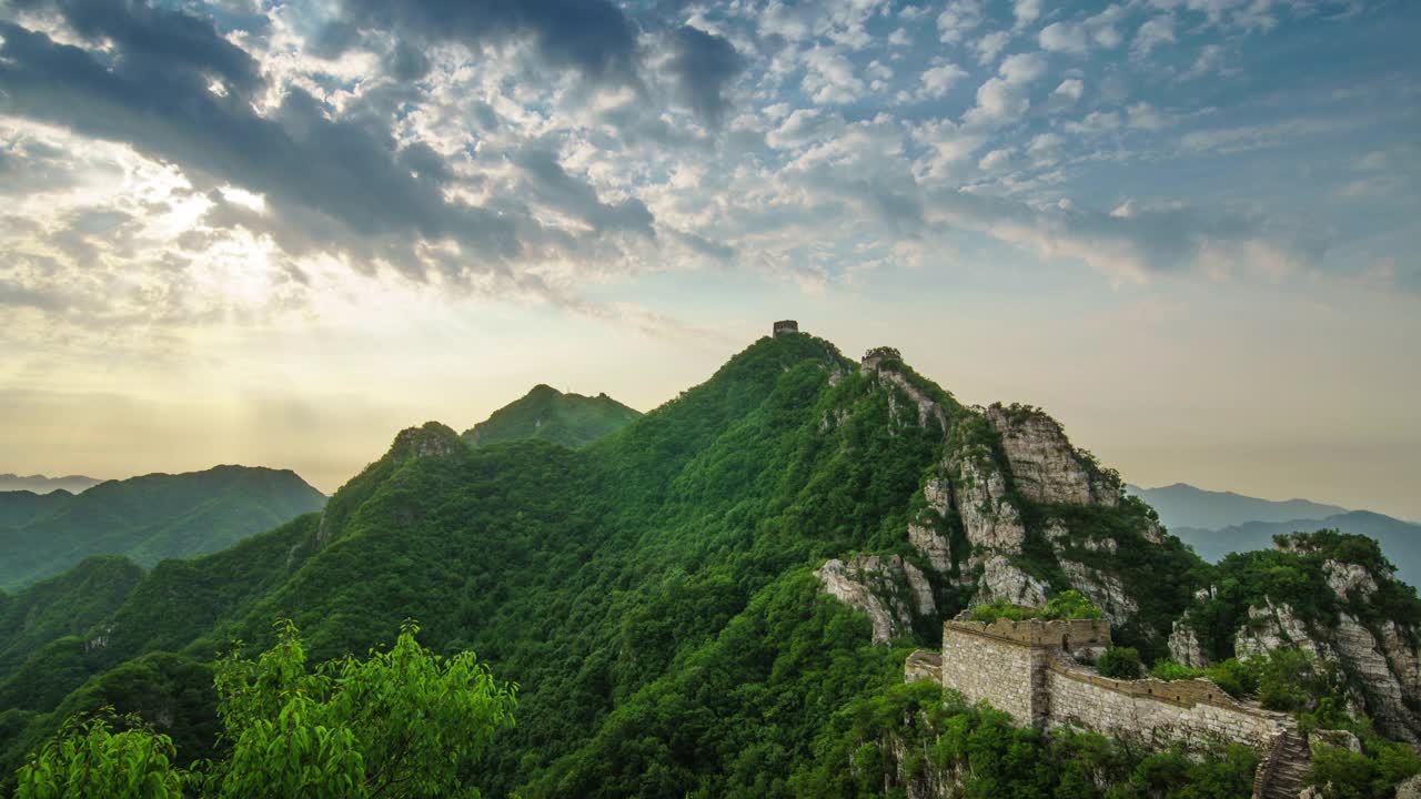 夏天的中国长城，美丽的天空和云。放大镜头(延时)视频素材