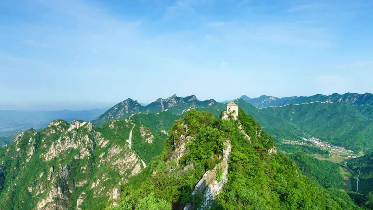 中国的长城和夏天的青山。平移镜头(延时)视频素材