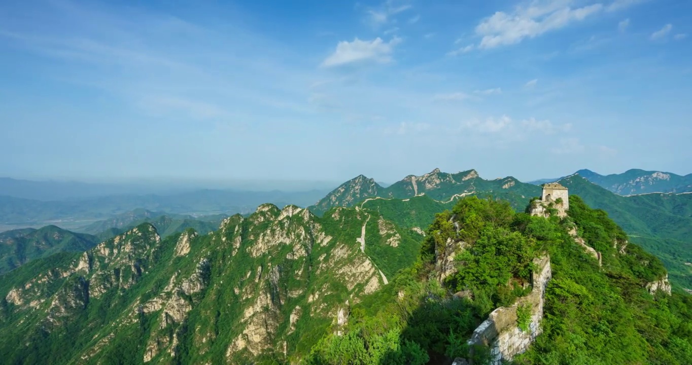 中国的长城和夏天的青山。放大镜头(延时)视频素材