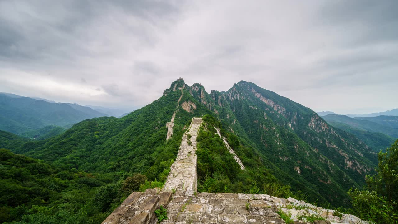 夏季长城绿山，云雾景(延时)视频素材