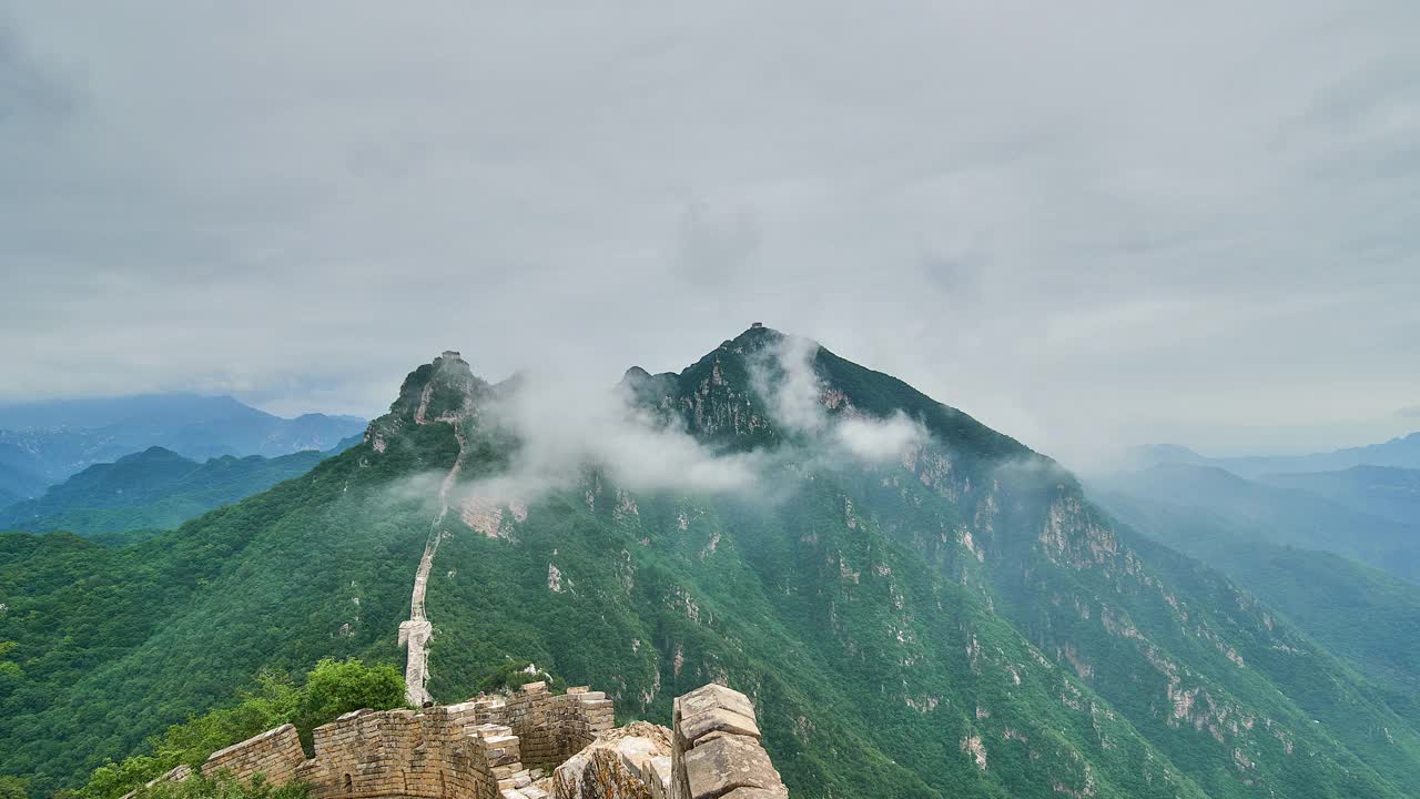 万里长城，青山绿水，云雾缭绕。放大镜头(延时)视频素材