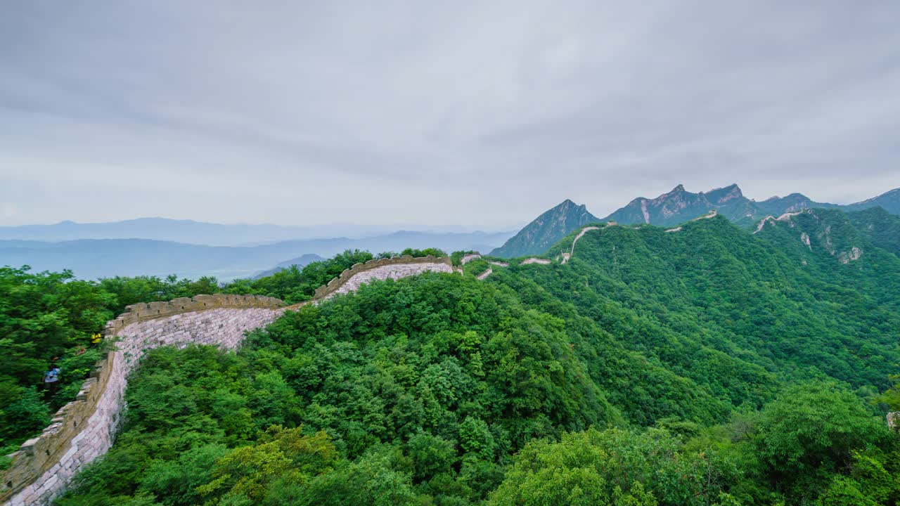 长城和绿色的山在夏季，多云的景色。平移镜头(延时)视频素材