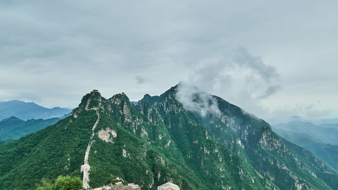 夏天有长城和青山，云雾缭绕。放大镜头(延时)视频素材