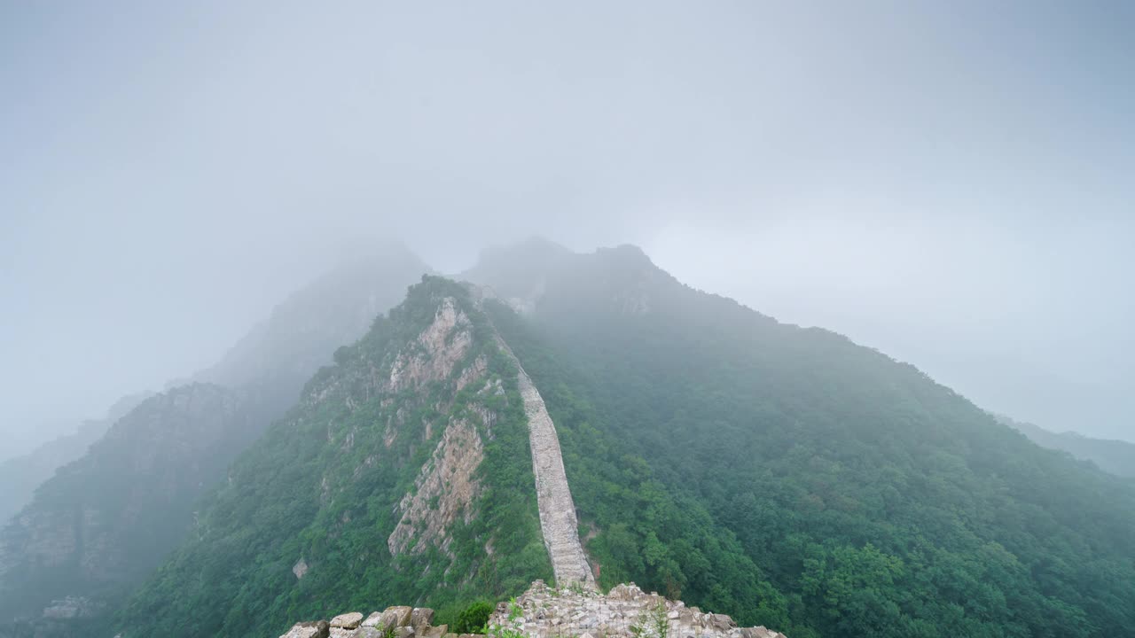 夏天的中国长城，自然风光有雾。放大镜头(延时)视频素材