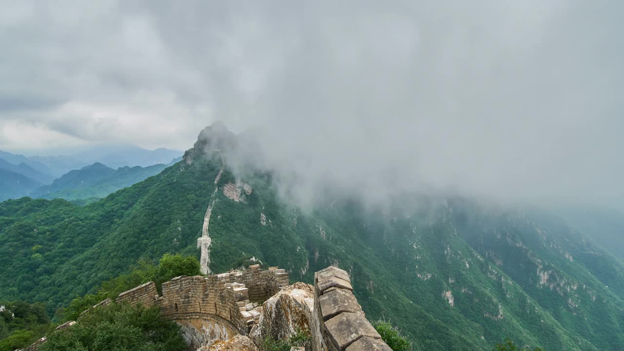 中国长城绿山，云雾(延时)视频素材