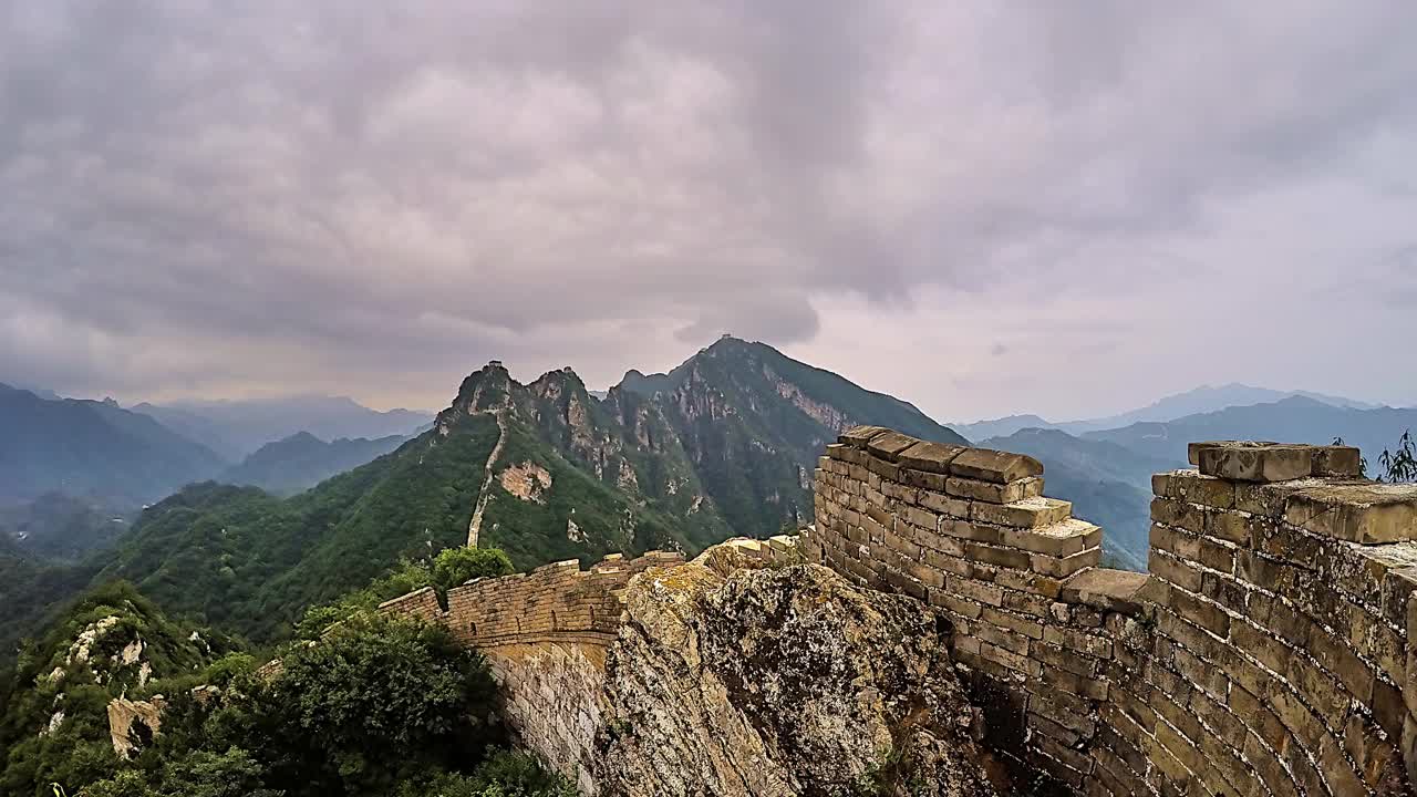 夏季长城绿山，云雾景(延时)视频素材