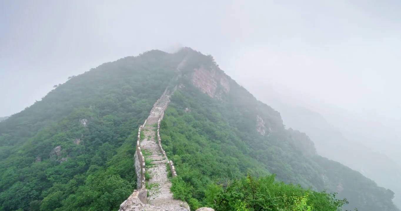 夏天的中国长城，自然风光有雾。放大镜头(延时)视频素材