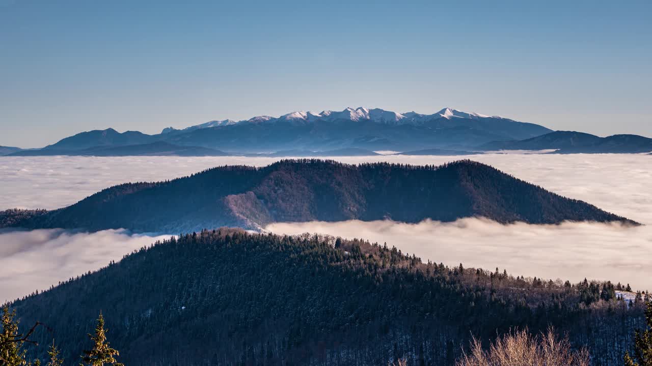 冬季阿尔卑斯山脉之上的雾云在寒冷阳光明媚的早晨景观时间流逝自然视频素材