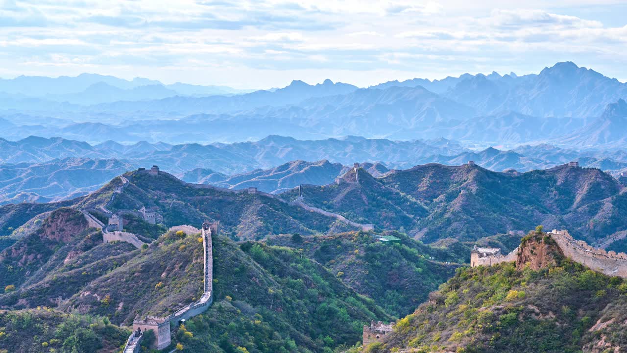 秋天的中国长城全景。平移镜头(延时)视频素材