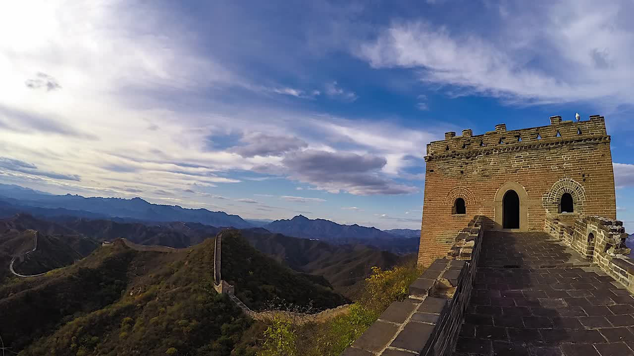 秋天的长城，美丽的天空和云(延时)视频素材