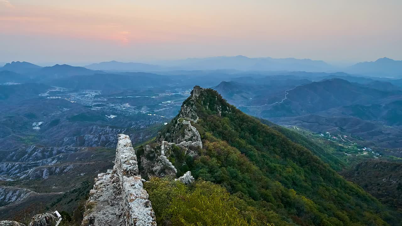 中国的长城在秋天的黄昏，美丽的天空和山脉。放大镜头(延时)视频素材