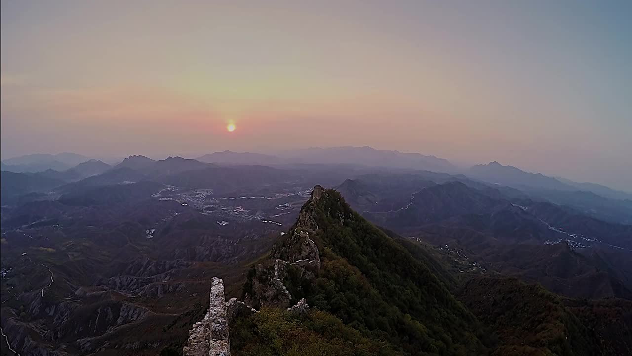 秋日的长城，美丽的天空和山脉(延时)视频素材