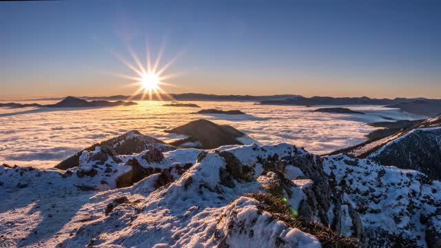 宁静的早晨日出在冰冻的雪山自然景观在寒冷的冬天时光流逝视频素材