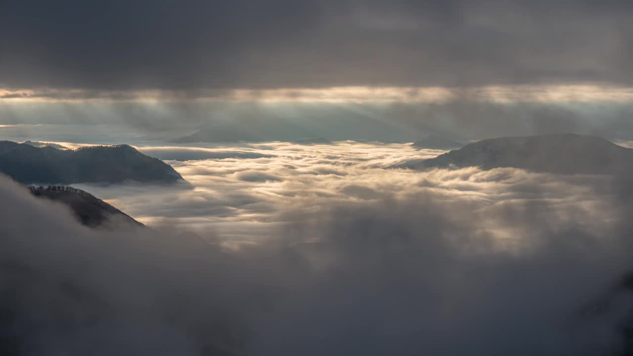 神秘的山脉自然景观之间的云天空在日出时间流逝视频素材