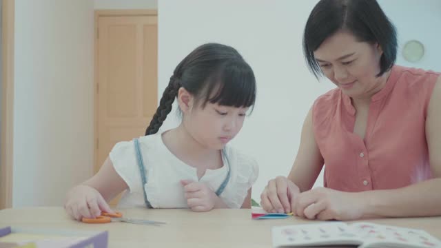 年幼的女儿在家与母亲学习在家教育和远程学习视频素材