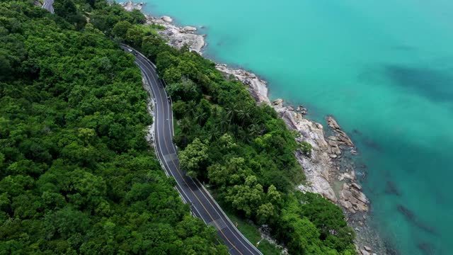 泰国那空寺，白天从椰子树到大海的公路鸟瞰图视频下载