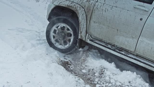 汽车在雪地里打滑。视频素材